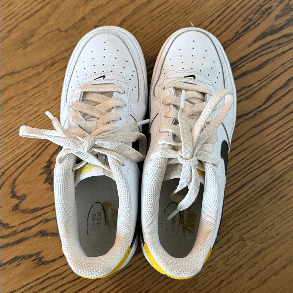 Nike Kids Air Force 1LV8 size 5Y - Picture 5 of 8